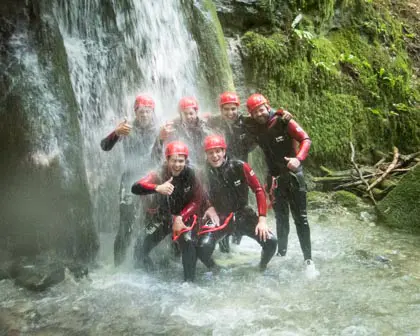 Un groupe EVG sous une cascade au canyon de Montmin.