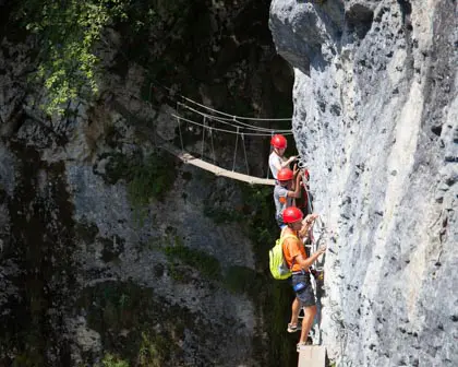 Une collectivité après le passage du pont de singe dans la via ferrata de St Vincent de Mercuze.